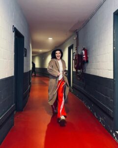 Laura Pausini Instagram - Latam ¡¡¡Por fin corro hacia ti!!! 🏃🏻‍♀️ Comenzamos en Chile, en Monticello el 23 de febrero y en Santiago el 25 de febrero. ¡Ambos conciertos están agotados! 💥 ¿Están listos para despegar? 🚀 • Latam sto finalmente correndo da te!!! 🏃🏻‍♀️ Iniziamo dal Cile, a Monticello il 23 febbraio e a Santiago il 25 febbraio. Entrambi i concerti sono sold out! 💥 Siete pronti per il decollo?! 🚀 • Latam, finalmente estou correndo até vocês!!! Começamos no Chile, em Monticello no dia 23 de fevereiro e em Santiago no dia 25 de fevereiro. Os dois shows estão esgotados! 💥 Estão prontos para decolar? 🚀 • Latam I am finally running to you!!! 🏃🏻‍♀️ We’ll start in Chile, in Monticello on February 23 and in Santiago on February 25. Both concerts are sold out! 💥 Are you ready for takeoff!? 🚀