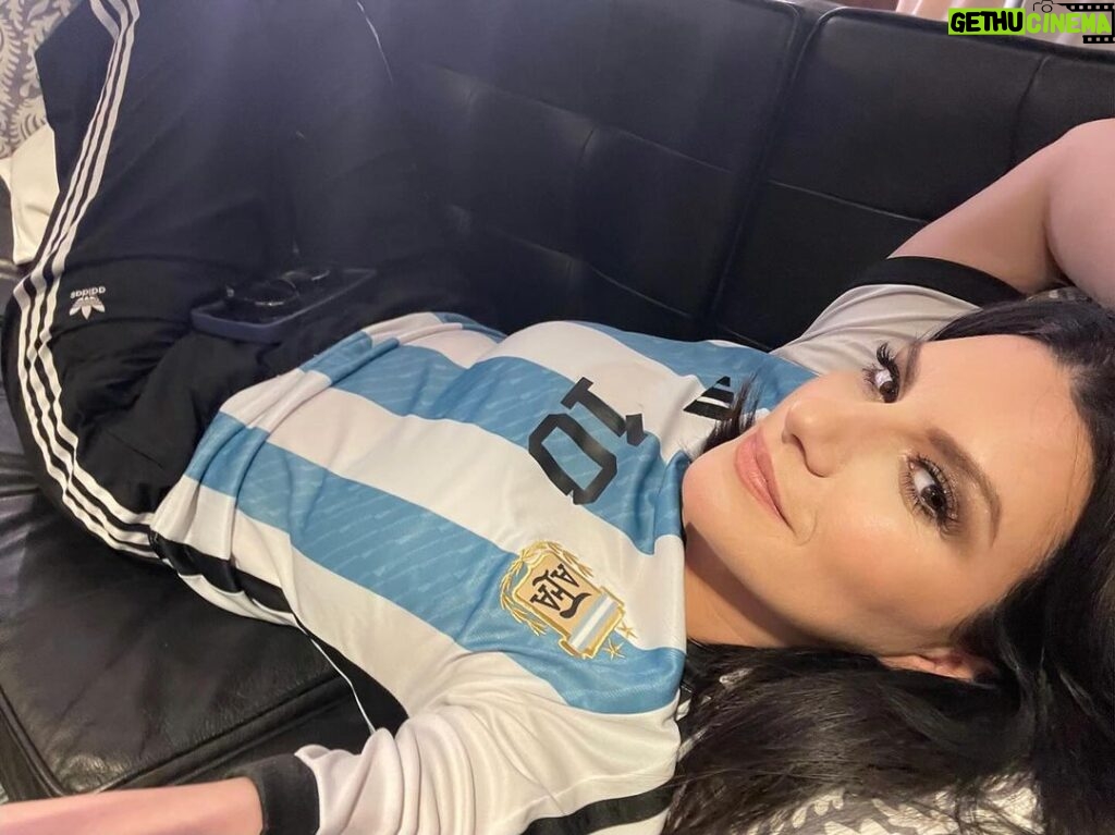 Laura Pausini Instagram - Qué bárbaro este concierto súper agotado! Gracias Buenos Aires 🩵🤍! Y gracias a mis fans que me regalaron la camiseta del mítico Messi