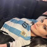 Laura Pausini Instagram – Qué bárbaro este concierto súper agotado! Gracias Buenos Aires 🩵🤍! Y gracias a mis fans que me regalaron la camiseta del mítico Messi