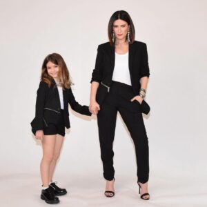 Laura Pausini Instagram - ..Perché sei il posto più bello che ho visto sulla mappa del mondo,
Quello che fra tutti preferisco 
In cui farò sempre ritorno..
E ti ho sentito a me uguale da sempre,
dal primo giorno
Noi non ci siamo mai lasciate le mani neanche per un secondo.. 🫶🏻

Perché io ti ho chiamato "casa" dal primo momento,
Tu il soffito ed io il pavimento,
Le pareti portanti sono un sentimento,
Le tue braccia la stanza dove mi addormento..
E se mi stringi non c'è un altro posto
dove vorrei andare, dove vorrei abitare..
In questo tempo dove tutto cade,
Tu sei la mia #dimoranaturale ❤️

Buon Compleanno Bambina Mia ⭐️ (11 anni!)