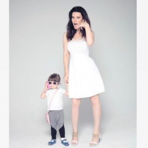 Laura Pausini Instagram - ..Perché sei il posto più bello che ho visto sulla mappa del mondo,
Quello che fra tutti preferisco 
In cui farò sempre ritorno..
E ti ho sentito a me uguale da sempre,
dal primo giorno
Noi non ci siamo mai lasciate le mani neanche per un secondo.. 🫶🏻

Perché io ti ho chiamato "casa" dal primo momento,
Tu il soffito ed io il pavimento,
Le pareti portanti sono un sentimento,
Le tue braccia la stanza dove mi addormento..
E se mi stringi non c'è un altro posto
dove vorrei andare, dove vorrei abitare..
In questo tempo dove tutto cade,
Tu sei la mia #dimoranaturale ❤️

Buon Compleanno Bambina Mia ⭐️ (11 anni!)