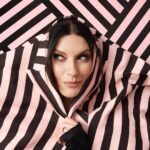 Laura Pausini Instagram - LAURA PAUSINI en portada del número de invierno de Neo2 Print Las que hemos crecido con las canciones de Laura Pausini, sabemos reconocerla como una de las mujeres más importantes de la música internacional tras 30 años de carrera. Esta italiana de Faenza nació en 1974, 18 años más tarde ganaría el Festival de Sanremo. Y desde entonces no ha parado. 75 millones de discos vendidos, 16 álbumes en la calle y todo tipo de premios y reconocimientos por parte de la industria musical internacional. Un Premio Grammy, 4 Grammy Latinos, un Globo de Oro… y cierra el 2023 como La Persona del Año, titulo otorgado por la Academia Latina de Artes y Ciencias de la Grabación en la reciente edición de los Grammy en Sevilla. Y sigue con la misma energía, naturalidad, simpatía y talento de cuando tenía 18 años. Lo demuestra en su último disco: “Almas Paralelas” y en su World Tour para celebrar sus 30 años en la música. Fotografía: @cosimobuccolieri Estilista: @susanna_ausoni Entrevista: @nadialeald Muah: @danielazeqo Asistente Estilismo: @gh3ga Publicista: @sonseg x @dmoore_agency Coordina: @mongomeri