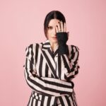 Laura Pausini Instagram - LAURA PAUSINI en portada del número de invierno de Neo2 Print Las que hemos crecido con las canciones de Laura Pausini, sabemos reconocerla como una de las mujeres más importantes de la música internacional tras 30 años de carrera. Esta italiana de Faenza nació en 1974, 18 años más tarde ganaría el Festival de Sanremo. Y desde entonces no ha parado. 75 millones de discos vendidos, 16 álbumes en la calle y todo tipo de premios y reconocimientos por parte de la industria musical internacional. Un Premio Grammy, 4 Grammy Latinos, un Globo de Oro… y cierra el 2023 como La Persona del Año, titulo otorgado por la Academia Latina de Artes y Ciencias de la Grabación en la reciente edición de los Grammy en Sevilla. Y sigue con la misma energía, naturalidad, simpatía y talento de cuando tenía 18 años. Lo demuestra en su último disco: “Almas Paralelas” y en su World Tour para celebrar sus 30 años en la música. Fotografía: @cosimobuccolieri Estilista: @susanna_ausoni Entrevista: @nadialeald Muah: @danielazeqo Asistente Estilismo: @gh3ga Publicista: @sonseg x @dmoore_agency Coordina: @mongomeri