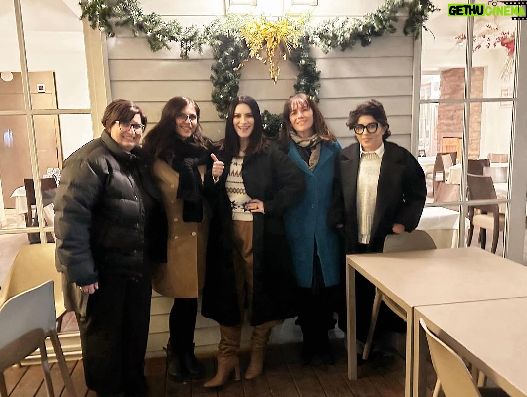 Laura Pausini Instagram - Nel 1985 Dionne Warwick, Stevie Wonder, Elton John e Gladys Knight registrarono una canzone bellissima scritta da Burt Bacharach e Carole Sager che ancora oggi rappresenta quello che sento per questi 4 gioiellini che sono le mie amiche d’infanzia. La canzone si chiama “that’s what friends are for” e le mie amiche si chiamano @lorenaxella @cristinamusconi @erymarcoemma @elisapadovani …quando siamo insieme ci chiamiamo le @thesincronette 💃🏻💃🏻💃🏻💃🏻💃🏻 e ieri sera ci siamo riabbracciate prima della mia partenza. “Keep smilin’, keep shinin’ Knowing you can always count on me for sure That’s what friends are for For good times and bad times I’ll be on your side forever more That’s what friends are for” ❤️❤️❤️❤️❤️