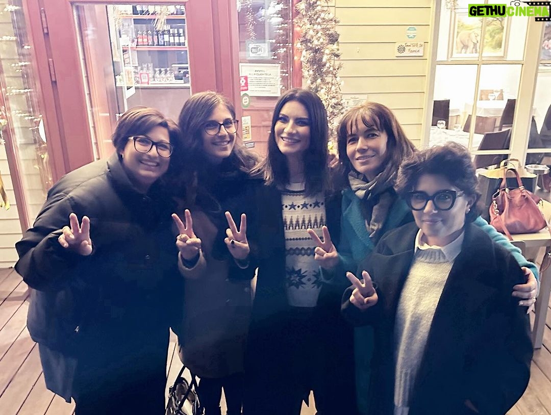 Laura Pausini Instagram - Nel 1985 Dionne Warwick, Stevie Wonder, Elton John e Gladys Knight registrarono una canzone bellissima scritta da Burt Bacharach e Carole Sager che ancora oggi rappresenta quello che sento per questi 4 gioiellini che sono le mie amiche d’infanzia. La canzone si chiama “that’s what friends are for” e le mie amiche si chiamano @lorenaxella @cristinamusconi @erymarcoemma @elisapadovani …quando siamo insieme ci chiamiamo le @thesincronette 💃🏻💃🏻💃🏻💃🏻💃🏻 e ieri sera ci siamo riabbracciate prima della mia partenza. “Keep smilin’, keep shinin’ Knowing you can always count on me for sure That’s what friends are for For good times and bad times I’ll be on your side forever more That’s what friends are for” ❤️❤️❤️❤️❤️