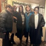 Laura Pausini Instagram - Nel 1985 Dionne Warwick, Stevie Wonder, Elton John e Gladys Knight registrarono una canzone bellissima scritta da Burt Bacharach e Carole Sager che ancora oggi rappresenta quello che sento per questi 4 gioiellini che sono le mie amiche d’infanzia. La canzone si chiama “that’s what friends are for” e le mie amiche si chiamano @lorenaxella @cristinamusconi @erymarcoemma @elisapadovani …quando siamo insieme ci chiamiamo le @thesincronette 💃🏻💃🏻💃🏻💃🏻💃🏻 e ieri sera ci siamo riabbracciate prima della mia partenza. “Keep smilin’, keep shinin’ Knowing you can always count on me for sure That’s what friends are for For good times and bad times I’ll be on your side forever more That’s what friends are for” ❤️❤️❤️❤️❤️
