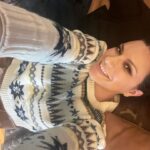 Laura Pausini Instagram - Nel 1985 Dionne Warwick, Stevie Wonder, Elton John e Gladys Knight registrarono una canzone bellissima scritta da Burt Bacharach e Carole Sager che ancora oggi rappresenta quello che sento per questi 4 gioiellini che sono le mie amiche d’infanzia. La canzone si chiama “that’s what friends are for” e le mie amiche si chiamano @lorenaxella @cristinamusconi @erymarcoemma @elisapadovani …quando siamo insieme ci chiamiamo le @thesincronette 💃🏻💃🏻💃🏻💃🏻💃🏻 e ieri sera ci siamo riabbracciate prima della mia partenza. “Keep smilin’, keep shinin’ Knowing you can always count on me for sure That’s what friends are for For good times and bad times I’ll be on your side forever more That’s what friends are for” ❤️❤️❤️❤️❤️
