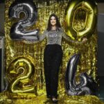 Laura Pausini Instagram - Quello che davvero desidero e mi aspetto è che questo nuovo anno porti a tutti gli esseri umani un po’ di serenità, porti la capacità di riflettere sulle cattiverie che ogni giorno invadono le notizie del mondo e porti il coraggio di fermare la violenza che in ogni sua forma sta distruggendo la vita e i sogni di troppe persone. Che il #2024 ci porti la Pace che ci meritiamo nel tempo che abbiamo a disposizione. Che porti luce dove ora c’è buio. ✨ • Lo que realmente deseo y espero es que este nuevo año traiga a todos los seres humanos un poco de serenidad, traiga la capacidad de reflexionar sobre la maldad que inundan cada día las noticias del mundo y traiga el coraje para detener la violencia que, en todas sus formas, está destruyendo la vida y los sueños de tantas personas. Que 2024 nos traiga la Paz que merecemos en el tiempo de que disponemos. Que traiga luz donde ahora hay oscuridad.✨ • What I really wish for and expect is that this New Year will bring all human beings some serenity, bring the ability to reflect on the wickedness that invades the world news every day, and bring the courage to stop the violence that is destroying the lives and dreams of too many people. May 2024 bring us the Peace we deserve in the time we have. May it bring light where there is now darkness. ✨