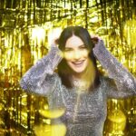 Laura Pausini Instagram - Quello che davvero desidero e mi aspetto è che questo nuovo anno porti a tutti gli esseri umani un po’ di serenità, porti la capacità di riflettere sulle cattiverie che ogni giorno invadono le notizie del mondo e porti il coraggio di fermare la violenza che in ogni sua forma sta distruggendo la vita e i sogni di troppe persone. Che il #2024 ci porti la Pace che ci meritiamo nel tempo che abbiamo a disposizione. Che porti luce dove ora c’è buio. ✨ • Lo que realmente deseo y espero es que este nuevo año traiga a todos los seres humanos un poco de serenidad, traiga la capacidad de reflexionar sobre la maldad que inundan cada día las noticias del mundo y traiga el coraje para detener la violencia que, en todas sus formas, está destruyendo la vida y los sueños de tantas personas. Que 2024 nos traiga la Paz que merecemos en el tiempo de que disponemos. Que traiga luz donde ahora hay oscuridad.✨ • What I really wish for and expect is that this New Year will bring all human beings some serenity, bring the ability to reflect on the wickedness that invades the world news every day, and bring the courage to stop the violence that is destroying the lives and dreams of too many people. May 2024 bring us the Peace we deserve in the time we have. May it bring light where there is now darkness. ✨