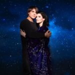 Laura Pausini Instagram - Non potrò mai dimenticare il #2023 ✨ perché quest’anno mi sono sposata 💍, ho cantato a New York, Madrid e Milano in 24 ore per festeggiare il nostro anniversario dei 30 anni di carriera 🎤, ho pubblicato il mio nuovo disco Anime Parallele 📀ed ho anche ricevuto la grandissima soddisfazione dell’onorificenza Person Of The Year data dall’accademia più importante della musica mondiale. 🏆 Sono 30 anni che cerco di dedicare voce e cuore alla musica e viaggio continuamente per il mondo non senza sacrifici perché ho una responsabilità che voi tutti mi avete dato e che io assumo con tanto piacere e tanto impegno. Mi aspetta un nuovo anno pieno di impegni live , che è anche una lunga luna di miele e sono felice di iniziare il 2024 al vostro fianco, mie adorate #animeparallele 🚶🏻🚶🏻‍♀️🚶‍♂️ • Nunca podré olvidar 2023 ✨ porque este año me he casado 💍, he cantado en Nueva York, Madrid y Milán en 24 horas para celebrar nuestro aniversario de 30 años de carrera 🎤, he lanzado mi nuevo álbum Almas Paralelas 📀 y también he tenido la gran satisfacción de recibir la distinción Person Of The Year otorgado por la academia más importante de la música a nivel mundial 🏆. Llevo 30 años tratando de dedicar mi voz y mi corazón a la música y recorro el mundo continuamente, no sin sacrificios porque tengo una responsabilidad que todos vosotros me habéis dado y que asumo con mucho gusto y compromiso. Me espera un nuevo año lleno de compromisos en directo, que es también una larga luna de miel. Estoy feliz de empezar el 2024 a vuestro lado, mis queridas #almasparalelas 🚶🏻🚶🏻‍♀️🚶‍♂️ Photo 1. @nimabenati 2. @naphta 3-4-5-6-7. @francescoprandoni 8. @la_battist @yourmotherknows 9-10. @papowaisman