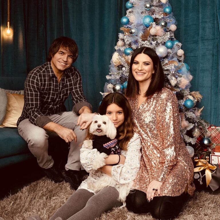 Laura Pausini Instagram - Buon Natale da noi ❤️ Feliz Navidad a todos ❤️ Merry Christmas to you ❤️ Feliz Natal a todos ❤️ Joyeux Noël à tous ❤️