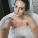 Laura Pausini Instagram - Dopo 4 concerti nella meravigliosa Roma ora mi rilasso felice per tutto l’amore che ho ricevuto! Ci vediamo a Mantova martedì e mercoledì ❤️