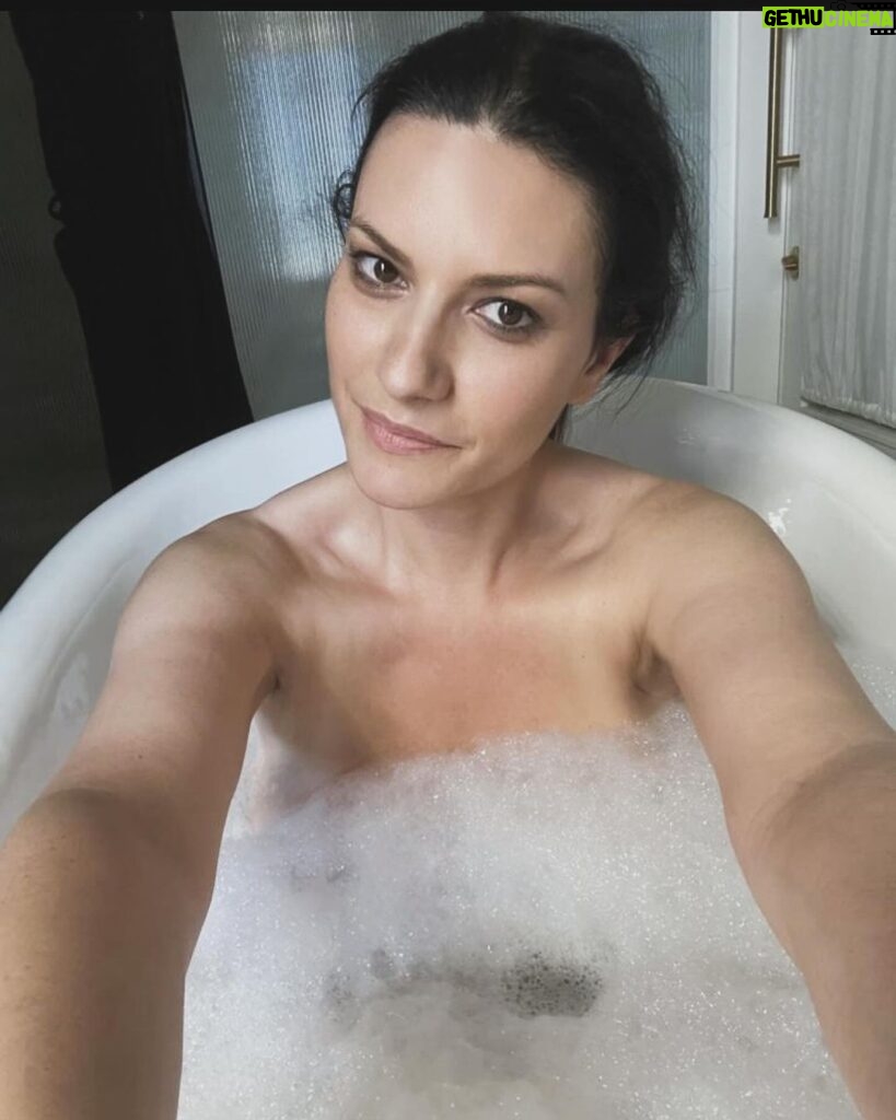 Laura Pausini Instagram - Dopo 4 concerti nella meravigliosa Roma ora mi rilasso felice per tutto l’amore che ho ricevuto! Ci vediamo a Mantova martedì e mercoledì ❤️