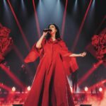 Laura Pausini Instagram - ROMA 1/4 Ieri, oggi e domani. Noi non smetteremo di fare rumore. Uno dei momenti più emozionanti della serata. ❣️ Per noi… e per voi. Ci vediamo stasera e poi venerdì e sabato. Thanks to @pppiccioli @maisonvalentino @susanna_ausoni @amina_elle_ #soldout #laura30worldtour