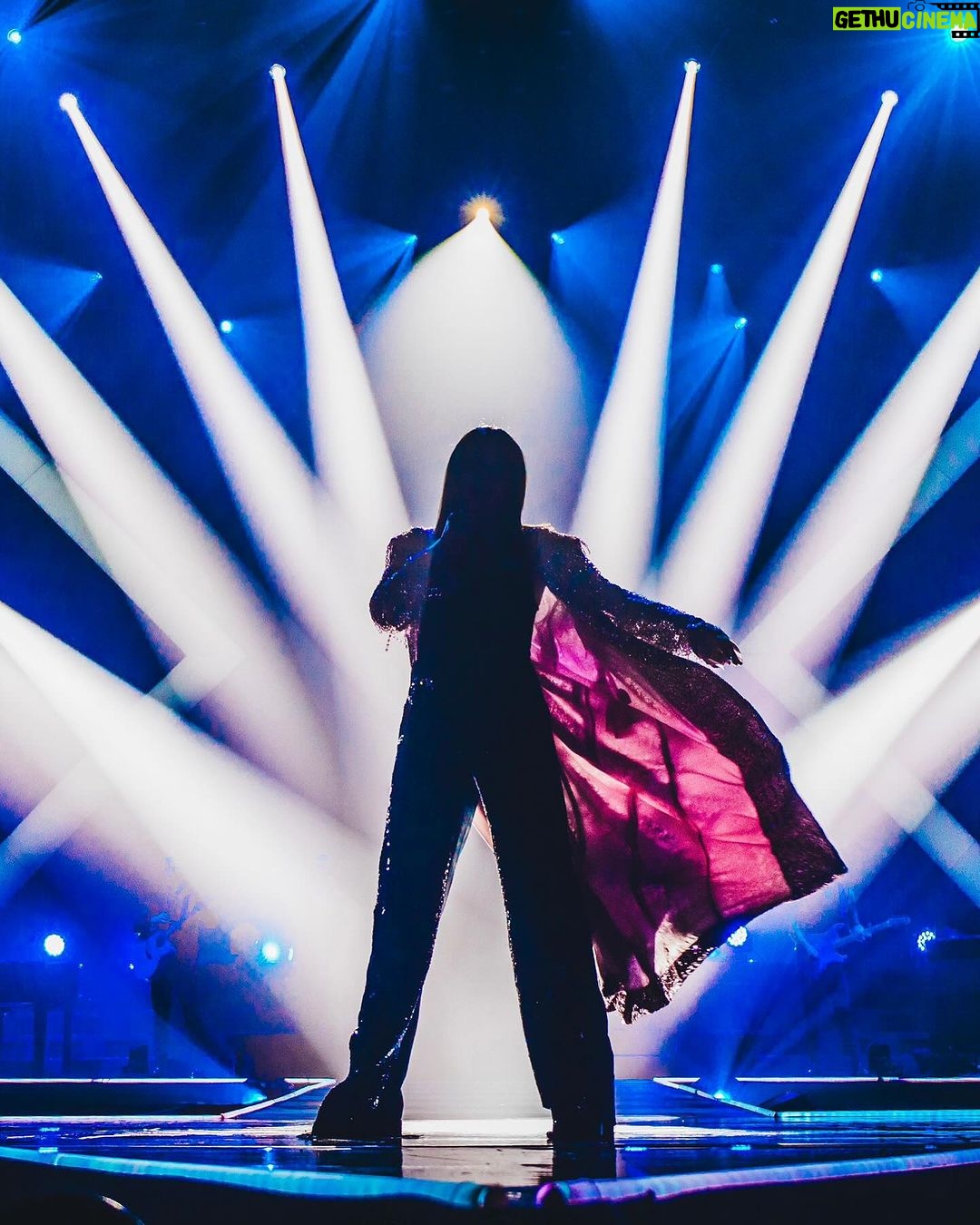 Laura Pausini Instagram - RIMINI 1. ITALY Siamo decollati We took off Despegamos Nós decolamos Nous avons décollé #laurapausinilive @lucatommassinidreamer Photo @virginiabettoja e @lucabrunetti_photo Thanks to @alessandrovigilante custom Made , @susanna_ausoni #soldout #laura30worldtour