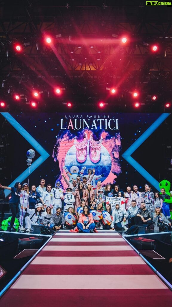 Laura Pausini Instagram - #Launatici è stata una meraviglia! 🌕 Rivedervi mi ha dato una carica incredibile che venerdì 8 metterò in pratica nel primo concerto del tour! Grazie a tutti i soci @laura4u_official, siamo una famiglia! 💙💙💙 • ¡#Launatici ha sido fantástico! 🌕 ¡Volver a veros me ha dado una carga increíble que pondré en marcha a partir del viernes 8 en el primer concierto de la gira! Gracias a todos los socios del @Laura4uOfficial, ¡somos una familia! 💙💙💙 • #Launatici yesterday was amazing! 🌕 Seeing you guys again has given me an incredible boost that I will put into practice on Friday the 8th during the first concert of the world tour! Thank you to all the @laura4u_official members, we are family! 💙💙💙 • #Launatici tem sido maravilhosa! 🌕 Ver vocês de novo me deu uma energia incrível, tanto que na sexta-feira, dia 8, vou colocar isso em prática no primeiro show da turnê! Obrigada a todos os membros do @laura4u_official, somos uma família. 💙💙💙 • #Launatici a été une merveille ! 🌕 Vous revoir m'a donné une force incroyable que je mettrai en pratique vendredi 8 lors du premier concert de la tournée ! Merci à tous les membres @laura4u_official, nous sommes une famille ! 💙💙💙