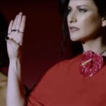 Laura Pausini Instagram - Durante il tour che sta per iniziare continueremo a dedicare una canzone e una riflessione sulla violenza contro le donne, come abbiamo fatto già nelle piazze di Venezia e Sevilla questa estate. É un argomento molto importante che tutti noi dobbiamo affrontare. Il gesto che vedete filmato qui é la richiesta di aiuto che le donne che subiscono violenza possono fare in qualsiasi momento, anche durante un mio concerto se ne hanno bisogno, e noi tutti dobbiamo essere in grado di riconoscerlo così da poter dare loro soccorso. Ho scoperto che non é un gesto così conosciuto e penso che sia utile continuare a mostrarlo a tutti. E’ importante dare insieme costante attenzione a questa piaga sociale che purtroppo rimane di grande attualità. #noallaviolenzasulledonne #stopviolenceagainstwomen #laura30worldtour