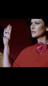 Laura Pausini Instagram - Durante il tour che sta per iniziare continueremo a dedicare una canzone e una riflessione sulla violenza contro le donne, come abbiamo fatto già nelle piazze di Venezia e Sevilla questa estate. É un argomento molto importante che tutti noi dobbiamo affrontare. Il gesto che vedete filmato qui é la richiesta di aiuto che le donne che subiscono violenza possono fare in qualsiasi momento, anche durante un mio concerto se ne hanno bisogno, e noi tutti dobbiamo essere in grado di riconoscerlo così da poter dare loro soccorso. Ho scoperto che non é un gesto così conosciuto e penso che sia utile continuare a mostrarlo a tutti. E’ importante dare insieme costante attenzione a questa piaga sociale che purtroppo rimane di grande attualità. #noallaviolenzasulledonne #stopviolenceagainstwomen #laura30worldtour