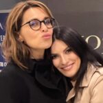 Laura Pausini Instagram - Oggi é il compleanno di @paolacortellesireal e penso che quest'anno sia il caso di celebrarla per tantissime ragioni, una delle quali é il suo talento e la sua capacità di farci provare delle emozioni che siano di gioia o di riflessione intensa. Quest'anno Paola ha scritto,diretto e recitato #cèancoradomani, un film sulla violenza domestica e sulla libertà della donna. Un film che sarebbe giusto candidare all'Oscar come miglior film straniero, un film che farebbe bene al mondo intero e non solo agli italiani che assistono già quotidianamente a realtà di violenza che ci lasciano senza parole. Cuora, io la chiamo così perché ha un cuore grande, una bontà, una gentilezza e una educazione di altri tempi...mi sembra strano non essere fisicamente con te in questo momento importante della tua vita, ma voglio farti gli auguri di Buon Compleanno davanti a tutti e mostrandoti ancora una volta quello che sei riuscita a fare con la tua arte e la tua bellissima anima. Ti voglio bene. Lau (tua Cuora) NB: Nel video con @claudio_santamaria vedrete un piccolo pezzo del monologo che fece con Paola a “Laura e Paola”. Cercatelo intero, non ve ne pentirete. ❣️