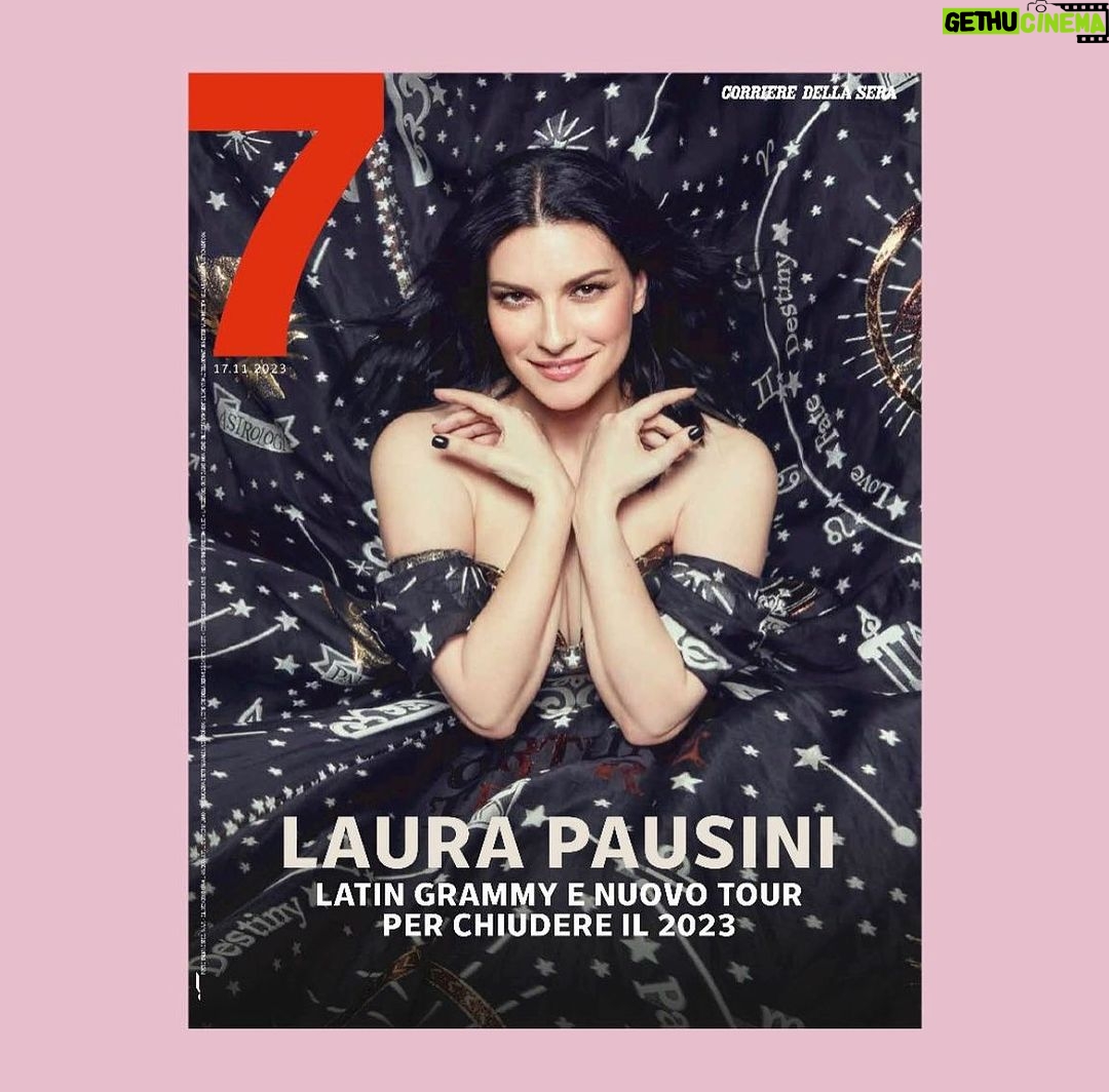 Laura Pausini Instagram - La Latin Grammy Week è giunta al termine e noi di @7corriere abbiamo trascorso due giorni con «la italiana más latina de todo el mundo». Mercoledì 15 novembre, durante la serata di Gala, Laura Pausini, è stata omaggiata da una schiera di artisti latini d’eccellenza con alcuni dei suoi più grandi successi. Un concerto tributo realizzato dalla Latin Grammy Academy che ha visto protagonisti, Aleandro Sanz, Carlos Vives, Pablo Lopez, Luis Fonsi, Anitta, Pablo Alboran, David Bisbal e tantissimi altri. Non è mancata la memorabile performance di Andrea Bocelli e la sua dedica speciale per Laura, che si è unita ai ringraziamenti da parte di artisti internazionali e grandi amici della cantautrice italiana. Primo fra tanti Ricky Martin, Biagio Antonacci, James Blunt, Gloria Estefan, Miguel Bosé, Gente de Zona, e ancora, Dianne Warren, Juan Luis Guerra e, infine, Phil Collins e Michael Bublé. Laura, visibilmente commossa, alla fine della serata, ci ha regalato una straordinaria performance che ha mandato in visibilio l’intera sala. Il giorno successivo, giovedì 16 novembre, durante la 24esima edizione dei Latin Grammy Awards, Laura Pausini, ha ricevuto da Karol G il premio Latin Recording Academy Person of the Year™️ 2023, prima artista di lingua non spagnola, prima italiana e terza donna della storia. «Grazie a tutti voi per questa luce che mi riempie il cuore di amore da 30 anni. Festeggeremo insieme questo anniversario durante la tournée che mi porterà dopo l’Italia in Europa, Nord, Centro e Sud America, nei prossimi mesi e fino al 2024. Non vedo l’ora di cantare con voi tutte le mie canzoni».