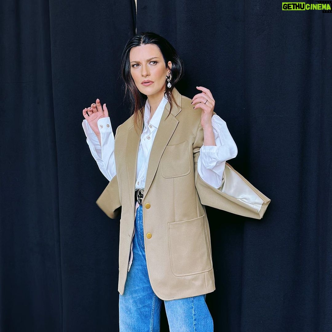 Laura Pausini Instagram - Whaaat?? Da questa mattina ho la febbre e per questo devo posticipare la mia promozione prevista per lunedì,martedì e mercoledì prossimi. Mi riposerò e tornerò al 100% più carica che mai 💣❤️😍 Queee? Desde esta mañana tengo fiebre y por eso tengo que posponer mi promoción del lunes, martes y miércoles en España. Necesito descansar para recuperarme y estar al cien por ciento 💣💣❤️❤️No sabéis como lo siento.. pero regresaré incluso con más fuerza que nunca 👍 Os quiero 😍 Whaaat?? Since this morning I have a fever and for this reason I have to postpone my promotion scheduled for next Monday, Tuesday and Wednesday. I will rest and come back 100% 💣❤️Love 😍