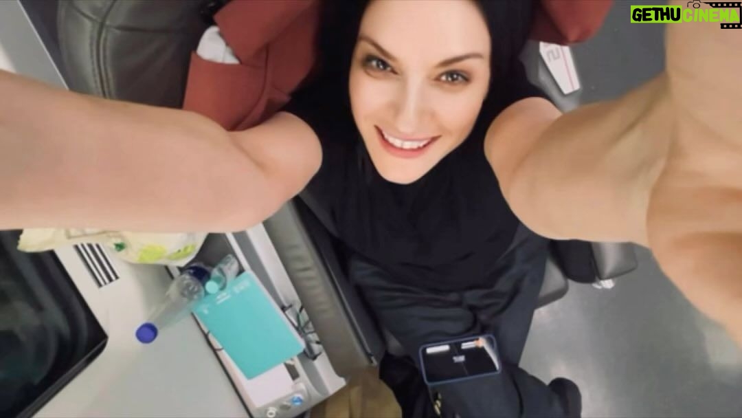 Laura Pausini Instagram - APPROFITTO DI OGNI VIAGGIO PER GUARDARE “I leoni di Sicilia”. BELLISSIMO! Lo state guardando e… state ascoltando la sigla finale? 😜 #Durare • APROVECHO CADA VIAJE PARA VER ‘Los leones de Sicilia’. ¡HERMOSA! La estáis viendo y... escuchando el tema final? 😜 #Durar • I WATCH “The Lions of Sicily” DURING EVERY TRIP. IT’S BEAUTIFUL! Are you watching it and… are you listening to the ending theme song? 😜 #Durar #durare @disneyplusit #ILeoniDiSicilia #LosLeonesDeSicilia #DisneyPlus