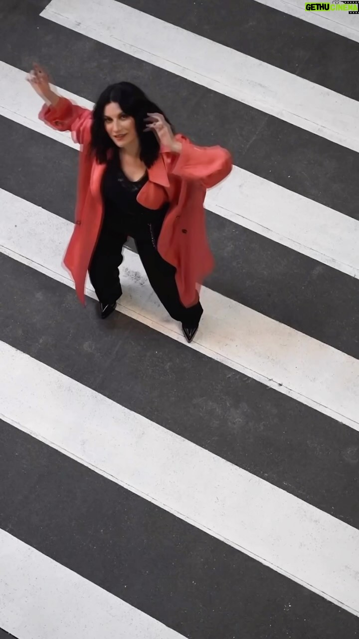 Laura Pausini Instagram - State ascoltando Anime Parallele / Almas Paralelas? Avete già una canzone preferita? Scrivetelo nei commenti! 🩷 • ¿Estáis escuchando Almas Paralelas / Anime Parallele? ¿Tenéis ya una canción favorita? ¡Escribidla en los comentarios! 🩷 • Are you listening to Anime Parallele / Almas Paralelas? Do you already have a favorite song? Write it in the comments! 🩷 • Estão ouvindo Anime Parallele / Almas Paralelas? Já têm uma música favorita? Escrevam nos comentários! 🩷 • Êtes-vous entrain d’écouter Anime Parallele / Almas Paralelas ? Avez-vous déjà une chanson préférée ? Écrivez-la dans les commentaires ! 🩷 #AnimeParallele #AlmasParalelas