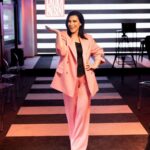 Laura Pausini Instagram - #HOAP: House of Anime Parallele. Il nostro luogo, la nostra casa per un giorno. È stato bellissimo rivedervi e riabbracciarvi tutti per festeggiare insieme l’uscita di Anime Parallele! Grazie. 🩷 Da domani ci vedremo in un mini radio tour a Milano Lunedì 30 ottobre: - @rtl1025 dalle 15.00 alle 16.00; - @radiozetaof dalle 16.00 alle 16.30; A seguire @bsmt_basement. Martedì 31 ottobre: - @radiodeejay dalle 11.00 alle 12.00 - @radiomontecarlo_official dalle 12.30 alle 13.00 - @radior101 dalle 13.15 alle 13.55 - @radioitalia dalle 15.00 alle 16.00 E a Roma Venerdì 3 novembre: - @radiorai2 dalle 10.30 alle 12.00 - @radiorai1 dalle 16.30 alle 17.00 - @isoradio.rai dalle 17.15 alle 17.45 • #HOAP: House of Almas Paralelas. Nuestro lugar, nuestro hogar por un día. ¡Fue bellísimo veros y abrazaros de nuevo para celebrar juntos el lanzamiento de Almas Paralelas! Gracias. 🩷 • #HOAP: House of Anime Parallele. Our place, our home for a day. It was great to see and hug you all again to celebrate the release of Anime Parallele / Almas Paralelas together! Thank you. 🩷 • #HOAP: House of Anime Parallele. Nosso lugar, nossa casa por um dia. Foi maravilhoso ver e abraçar todos vocês novamente para celebrar juntos o lançamento de Anime Parallele! Obrigada. 🩷 • #HOAP : House of Anime Parallele. Notre endroit, notre maison pour une journée. C'était génial de vous revoir et de vous serrer dans mes bras pour célébrer ensemble la sortie d'Anime Parallele ! Merci. 🩷