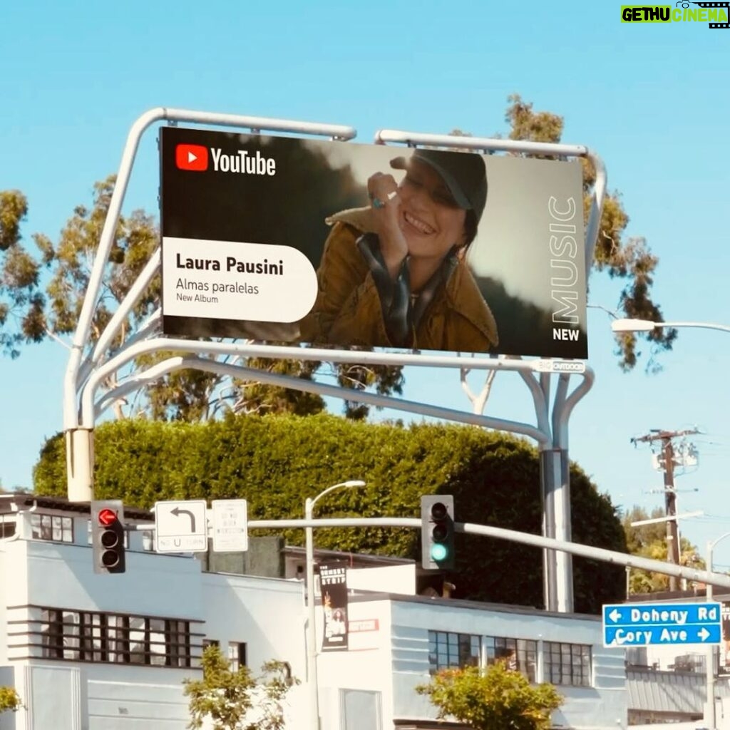 Laura Pausini Instagram - California dreaming with Almas Paralelas in Los Angeles! 🌴🩷 Thanks @youtubemusic #AnimeParallele #AlmasParalelas