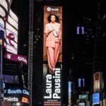 Laura Pausini Instagram - ANIME PARALLELE / ALMAS PARALELAS SHINES IN TIMES SQUARE, NEW YORK. 🩷✨ Thank you @spotify #AnimeParallele #AlmasParalelas Ph: @leandroemede