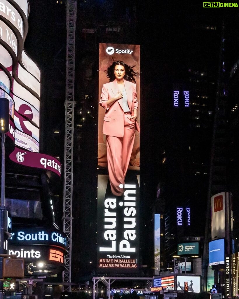 Laura Pausini Instagram - ANIME PARALLELE / ALMAS PARALELAS SHINES IN TIMES SQUARE, NEW YORK. 🩷✨ Thank you @spotify #AnimeParallele #AlmasParalelas Ph: @leandroemede