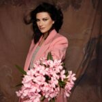Laura Pausini Instagram - Condividiamo le stesse strade ma siamo tutte anime con idee sogni e desideri diversi. Perché non siamo capaci di amarci? Ho voluto raccontare 16 storie (18 nella versione deluxe) di 16 persone reali che vivono vite parallele e che provano a rispettarsi e a non odiarsi. Il mondo che vorrei. (CIT) Quello dove mi sveglio ogni mattina e non sento parlare di guerra, bullismo, violenza. Quello dove osservo dall’alto persone che vivono in pace la propria vita sulle strade del mondo. ANIME PARALLELE é vostro. Trattatelo come un fiore. • Compartimos los mismos caminos, pero todos somos almas con ideas, sueños y deseos diferentes. ¿Por qué somos incapaces de amarnos? Quería contar 16 historias (18 en la versión deluxe) de 16 personas reales que viven vidas paralelas e intentan respetarse y no odiarse. El mundo que soñé. (CIT) Aquel en el que me despierto cada mañana y no oigo hablar de guerra, acoso o violencia. Aquel en el que observo desde arriba a personas que viven sus vidas en paz en las calles del mundo. ALMAS PARALELAS es vuestro. Tratadlo como a una flor. • We share the same paths but we are all souls with different ideas dreams and desires. Why are we unable to love each other? I wanted to tell 16 stories (18 in the deluxe version) of 16 real people living parallel lives and trying to respect and not hate each other. The world I would like to live in. (CIT) The one where I wake up every morning and don't hear about war, bullying, violence. The one where I observe from above people living their lives in peace on the streets of the world. ANIME PARALLELE / ALMAS PARALELAS is yours. Treat it like a flower. • Compartilhamos os mesmos caminhos, mas somos todos almas com ideias, sonhos e desejos diferentes. Por que somos incapazes de nos amar? Queria contar 16 histórias (18 na versão deluxe) de 16 pessoas reais que vivem vidas paralelas e tentam se respeitar e não se odiar. O mundo que eu gostaria. (CIT) Aquele em que acordo todas as manhãs e não ouço falar de guerra, assédio ou violência. Aquele em que observo de cima pessoas que vivem suas vidas em paz nas ruas do mundo. ANIME PARALLELE é de vocês. Tratem-o como uma flor. #AnimeParallele #AlmasParalelas