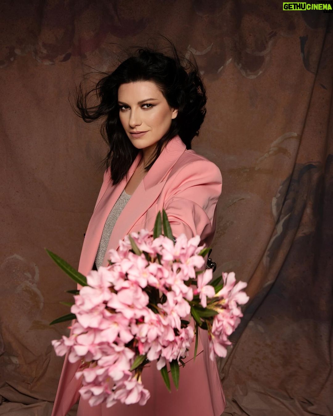 Laura Pausini Instagram - Condividiamo le stesse strade ma siamo tutte anime con idee sogni e desideri diversi. Perché non siamo capaci di amarci? Ho voluto raccontare 16 storie (18 nella versione deluxe) di 16 persone reali che vivono vite parallele e che provano a rispettarsi e a non odiarsi. Il mondo che vorrei. (CIT) Quello dove mi sveglio ogni mattina e non sento parlare di guerra, bullismo, violenza. Quello dove osservo dall’alto persone che vivono in pace la propria vita sulle strade del mondo. ANIME PARALLELE é vostro. Trattatelo come un fiore. • Compartimos los mismos caminos, pero todos somos almas con ideas, sueños y deseos diferentes. ¿Por qué somos incapaces de amarnos? Quería contar 16 historias (18 en la versión deluxe) de 16 personas reales que viven vidas paralelas e intentan respetarse y no odiarse. El mundo que soñé. (CIT) Aquel en el que me despierto cada mañana y no oigo hablar de guerra, acoso o violencia. Aquel en el que observo desde arriba a personas que viven sus vidas en paz en las calles del mundo. ALMAS PARALELAS es vuestro. Tratadlo como a una flor. • We share the same paths but we are all souls with different ideas dreams and desires. Why are we unable to love each other? I wanted to tell 16 stories (18 in the deluxe version) of 16 real people living parallel lives and trying to respect and not hate each other. The world I would like to live in. (CIT) The one where I wake up every morning and don't hear about war, bullying, violence. The one where I observe from above people living their lives in peace on the streets of the world. ANIME PARALLELE / ALMAS PARALELAS is yours. Treat it like a flower. • Compartilhamos os mesmos caminhos, mas somos todos almas com ideias, sonhos e desejos diferentes. Por que somos incapazes de nos amar? Queria contar 16 histórias (18 na versão deluxe) de 16 pessoas reais que vivem vidas paralelas e tentam se respeitar e não se odiar. O mundo que eu gostaria. (CIT) Aquele em que acordo todas as manhãs e não ouço falar de guerra, assédio ou violência. Aquele em que observo de cima pessoas que vivem suas vidas em paz nas ruas do mundo. ANIME PARALLELE é de vocês. Tratem-o como uma flor. #AnimeParallele #AlmasParalelas