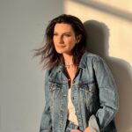 Laura Pausini Instagram - Manca una settimana esatta all’uscita di Anime Parallele! Finora avete conosciuto Un Buon Inizio, Davanti a Noi, Il primo passo sulla luna, All’amore nostro, Durare e da stanotte anche Dimora Naturale. Ma sono ancora tante le canzoni che tra 7 giorni scoprirete e sono tante anche le città del mondo nelle quali da dicembre festeggeremo il nostro trentennale insieme in concerto! Voglio annunciarvi oggi che alle due date sold out di Milano se ne aggiungono altre due: il 23 e 24 gennaio 2024. Grazie per questo amore. 🖤 Photo @yourmotherknows • ¡Falta exactamente una semana para el lanzamiento de Almas Paralelas! Hasta ahora, habéis escuchado Un Buen Inicio, Frente a Nosotros, El Primer Paso en la Luna, All’amore nostro, Durar y, a partir de esta noche, también Hogar Natural. Pero quedan aún muchas más canciones que descubriréis dentro de 7 días, y ¡también muchas ciudades alrededor del mundo en las que celebraremos juntos en concierto nuestro trigésimo aniversario, a partir de diciembre! • We are exactly one week away from the release of Anime Parallele / Almas Paralelas! So far you have listened to Un Buon Inizio / Un Buen Inicio, Davanti a Noi / Frente a nosotros, Il primo passo sulla luna / El primer paso en la luna, All'amore nostro, Durare / Durar and from tonight also Dimora Naturale / Hagar natural. But there are still many songs that in 7 days you will discover and there are also many cities around the world in which we will celebrate our 30th anniversary together in concert, starting from December! • Faltam exatamente uma semana para o lançamento de Anime Parallele! Até agora vocês ouviram Un Buon Inizio, Davanti a Noi, Il Primo Passo Sulla Luna, All'amore Nostro, Durare e depois desta noite, também Dimora Naturale. Mas ainda há muitas canções que descobrirão em 7 dias, e também muitas cidades ao redor do mundo onde vamos celebrar juntos o nosso 30° aniversário em diferentes shows, a partir de dezembro!