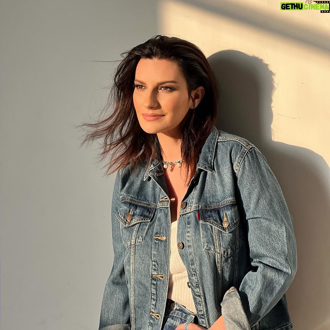 Laura Pausini Instagram - Manca una settimana esatta all’uscita di Anime Parallele! Finora avete conosciuto Un Buon Inizio, Davanti a Noi, Il primo passo sulla luna, All’amore nostro, Durare e da stanotte anche Dimora Naturale. Ma sono ancora tante le canzoni che tra 7 giorni scoprirete e sono tante anche le città del mondo nelle quali da dicembre festeggeremo il nostro trentennale insieme in concerto! Voglio annunciarvi oggi che alle due date sold out di Milano se ne aggiungono altre due: il 23 e 24 gennaio 2024. Grazie per questo amore. 🖤 Photo @yourmotherknows • ¡Falta exactamente una semana para el lanzamiento de Almas Paralelas! Hasta ahora, habéis escuchado Un Buen Inicio, Frente a Nosotros, El Primer Paso en la Luna, All’amore nostro, Durar y, a partir de esta noche, también Hogar Natural. Pero quedan aún muchas más canciones que descubriréis dentro de 7 días, y ¡también muchas ciudades alrededor del mundo en las que celebraremos juntos en concierto nuestro trigésimo aniversario, a partir de diciembre! • We are exactly one week away from the release of Anime Parallele / Almas Paralelas! So far you have listened to Un Buon Inizio / Un Buen Inicio, Davanti a Noi / Frente a nosotros, Il primo passo sulla luna / El primer paso en la luna, All'amore nostro, Durare / Durar and from tonight also Dimora Naturale / Hagar natural. But there are still many songs that in 7 days you will discover and there are also many cities around the world in which we will celebrate our 30th anniversary together in concert, starting from December! • Faltam exatamente uma semana para o lançamento de Anime Parallele! Até agora vocês ouviram Un Buon Inizio, Davanti a Noi, Il Primo Passo Sulla Luna, All'amore Nostro, Durare e depois desta noite, também Dimora Naturale. Mas ainda há muitas canções que descobrirão em 7 dias, e também muitas cidades ao redor do mundo onde vamos celebrar juntos o nosso 30° aniversário em diferentes shows, a partir de dezembro!