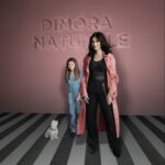Laura Pausini Instagram - Dimora Naturale / Hogar Natural OUT NOW ON ALL DIGITAL PLATFORMS. 🩷 Era l’8 luglio 2023 e avevo appena finito di cantare questa nuova canzone. Paola, mia figlia, è entrata in studio e mi ha chiesto di ascoltarla e poi ha voluto sapere a chi l’avessi dedicata (lei sa da sempre che le mie canzoni sono sempre dedicate a qualcuno). Le ho detto che era scritta per lei e mi ha guardata felice. Poi mi ha chiesto di cantare con me i cori, e io, orgogliosa, le ho messo le cuffie e le ho tenuto la mano mentre cantava, fiera di lei… soprattutto perché ha cantato delle piccole parti da solista di sua spontanea volontà che mi hanno emozionata come mai prima. Da quando 10 anni fa è arrivata, ha dato modo di mettere delle nuove fondamenta alla casa della mia vita. Nuove stanze, nuove pareti, nuovi colori e sensazioni. Tutti noi sappiamo che esistono persone speciali nelle nostre vite, tanto speciali che sono davvero la nostra casa ovunque noi siamo, ogni volta che ci abbracciano e vivono in noi. La condivido con voi dopo averle chiesto il permesso e spiegandole che anche se non è un singolo, per sempre rimarrà inciso il ricordo di quella serata insieme che nessuno mai ci potrà portare via. Speriamo vi piaccia 💙 #DimoraNaturale #HogarNatural