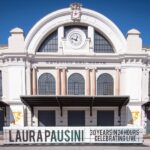 Laura Pausini Instagram - Non potrò mai dimenticare il #2023 ✨ perché quest’anno mi sono sposata 💍, ho cantato a New York, Madrid e Milano in 24 ore per festeggiare il nostro anniversario dei 30 anni di carriera 🎤, ho pubblicato il mio nuovo disco Anime Parallele 📀ed ho anche ricevuto la grandissima soddisfazione dell’onorificenza Person Of The Year data dall’accademia più importante della musica mondiale. 🏆 Sono 30 anni che cerco di dedicare voce e cuore alla musica e viaggio continuamente per il mondo non senza sacrifici perché ho una responsabilità che voi tutti mi avete dato e che io assumo con tanto piacere e tanto impegno. Mi aspetta un nuovo anno pieno di impegni live , che è anche una lunga luna di miele e sono felice di iniziare il 2024 al vostro fianco, mie adorate #animeparallele 🚶🏻🚶🏻‍♀️🚶‍♂️ • Nunca podré olvidar 2023 ✨ porque este año me he casado 💍, he cantado en Nueva York, Madrid y Milán en 24 horas para celebrar nuestro aniversario de 30 años de carrera 🎤, he lanzado mi nuevo álbum Almas Paralelas 📀 y también he tenido la gran satisfacción de recibir la distinción Person Of The Year otorgado por la academia más importante de la música a nivel mundial 🏆. Llevo 30 años tratando de dedicar mi voz y mi corazón a la música y recorro el mundo continuamente, no sin sacrificios porque tengo una responsabilidad que todos vosotros me habéis dado y que asumo con mucho gusto y compromiso. Me espera un nuevo año lleno de compromisos en directo, que es también una larga luna de miel. Estoy feliz de empezar el 2024 a vuestro lado, mis queridas #almasparalelas 🚶🏻🚶🏻‍♀️🚶‍♂️ Photo 1. @nimabenati 2. @naphta 3-4-5-6-7. @francescoprandoni 8. @la_battist @yourmotherknows 9-10. @papowaisman