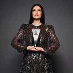 Laura Pausini Instagram - Non potrò mai dimenticare il #2023 ✨ perché quest’anno mi sono sposata 💍, ho cantato a New York, Madrid e Milano in 24 ore per festeggiare il nostro anniversario dei 30 anni di carriera 🎤, ho pubblicato il mio nuovo disco Anime Parallele 📀ed ho anche ricevuto la grandissima soddisfazione dell’onorificenza Person Of The Year data dall’accademia più importante della musica mondiale. 🏆 Sono 30 anni che cerco di dedicare voce e cuore alla musica e viaggio continuamente per il mondo non senza sacrifici perché ho una responsabilità che voi tutti mi avete dato e che io assumo con tanto piacere e tanto impegno. Mi aspetta un nuovo anno pieno di impegni live , che è anche una lunga luna di miele e sono felice di iniziare il 2024 al vostro fianco, mie adorate #animeparallele 🚶🏻🚶🏻‍♀️🚶‍♂️ • Nunca podré olvidar 2023 ✨ porque este año me he casado 💍, he cantado en Nueva York, Madrid y Milán en 24 horas para celebrar nuestro aniversario de 30 años de carrera 🎤, he lanzado mi nuevo álbum Almas Paralelas 📀 y también he tenido la gran satisfacción de recibir la distinción Person Of The Year otorgado por la academia más importante de la música a nivel mundial 🏆. Llevo 30 años tratando de dedicar mi voz y mi corazón a la música y recorro el mundo continuamente, no sin sacrificios porque tengo una responsabilidad que todos vosotros me habéis dado y que asumo con mucho gusto y compromiso. Me espera un nuevo año lleno de compromisos en directo, que es también una larga luna de miel. Estoy feliz de empezar el 2024 a vuestro lado, mis queridas #almasparalelas 🚶🏻🚶🏻‍♀️🚶‍♂️ Photo 1. @nimabenati 2. @naphta 3-4-5-6-7. @francescoprandoni 8. @la_battist @yourmotherknows 9-10. @papowaisman