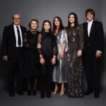 Laura Pausini Instagram - Non potrò mai dimenticare il #2023 ✨ perché quest’anno mi sono sposata 💍, ho cantato a New York, Madrid e Milano in 24 ore per festeggiare il nostro anniversario dei 30 anni di carriera 🎤, ho pubblicato il mio nuovo disco Anime Parallele 📀ed ho anche ricevuto la grandissima soddisfazione dell’onorificenza Person Of The Year data dall’accademia più importante della musica mondiale. 🏆 Sono 30 anni che cerco di dedicare voce e cuore alla musica e viaggio continuamente per il mondo non senza sacrifici perché ho una responsabilità che voi tutti mi avete dato e che io assumo con tanto piacere e tanto impegno. Mi aspetta un nuovo anno pieno di impegni live , che è anche una lunga luna di miele e sono felice di iniziare il 2024 al vostro fianco, mie adorate #animeparallele 🚶🏻🚶🏻‍♀️🚶‍♂️ • Nunca podré olvidar 2023 ✨ porque este año me he casado 💍, he cantado en Nueva York, Madrid y Milán en 24 horas para celebrar nuestro aniversario de 30 años de carrera 🎤, he lanzado mi nuevo álbum Almas Paralelas 📀 y también he tenido la gran satisfacción de recibir la distinción Person Of The Year otorgado por la academia más importante de la música a nivel mundial 🏆. Llevo 30 años tratando de dedicar mi voz y mi corazón a la música y recorro el mundo continuamente, no sin sacrificios porque tengo una responsabilidad que todos vosotros me habéis dado y que asumo con mucho gusto y compromiso. Me espera un nuevo año lleno de compromisos en directo, que es también una larga luna de miel. Estoy feliz de empezar el 2024 a vuestro lado, mis queridas #almasparalelas 🚶🏻🚶🏻‍♀️🚶‍♂️ Photo 1. @nimabenati 2. @naphta 3-4-5-6-7. @francescoprandoni 8. @la_battist @yourmotherknows 9-10. @papowaisman