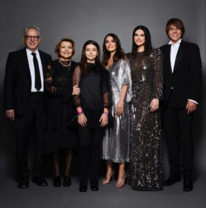 Laura Pausini Instagram - Non potrò mai dimenticare il #2023 ✨ perché quest’anno mi sono sposata 💍, ho cantato a New York, Madrid e Milano in 24 ore per festeggiare il nostro anniversario dei 30 anni di carriera 🎤, ho pubblicato il mio nuovo disco Anime Parallele 📀ed ho anche ricevuto la grandissima soddisfazione dell’onorificenza Person Of The Year data dall’accademia più importante della musica mondiale. 🏆 Sono 30 anni che cerco di dedicare voce e cuore alla musica e viaggio continuamente per il mondo non senza sacrifici perché ho una responsabilità che voi tutti mi avete dato e che io assumo con tanto piacere e tanto impegno. Mi aspetta un nuovo anno pieno di impegni live , che è anche una lunga luna di miele e sono felice di iniziare il 2024 al vostro fianco, mie adorate #animeparallele 🚶🏻🚶🏻‍♀️🚶‍♂️ • Nunca podré olvidar 2023 ✨ porque este año me he casado 💍, he cantado en Nueva York, Madrid y Milán en 24 horas para celebrar nuestro aniversario de 30 años de carrera 🎤, he lanzado mi nuevo álbum Almas Paralelas 📀 y también he tenido la gran satisfacción de recibir la distinción Person Of The Year otorgado por la academia más importante de la música a nivel mundial 🏆. Llevo 30 años tratando de dedicar mi voz y mi corazón a la música y recorro el mundo continuamente, no sin sacrificios porque tengo una responsabilidad que todos vosotros me habéis dado y que asumo con mucho gusto y compromiso. Me espera un nuevo año lleno de compromisos en directo, que es también una larga luna de miel. Estoy feliz de empezar el 2024 a vuestro lado, mis queridas #almasparalelas 🚶🏻🚶🏻‍♀️🚶‍♂️ Photo 1. @nimabenati 2. @naphta 3-4-5-6-7. @francescoprandoni 8. @la_battist @yourmotherknows 9-10. @papowaisman
