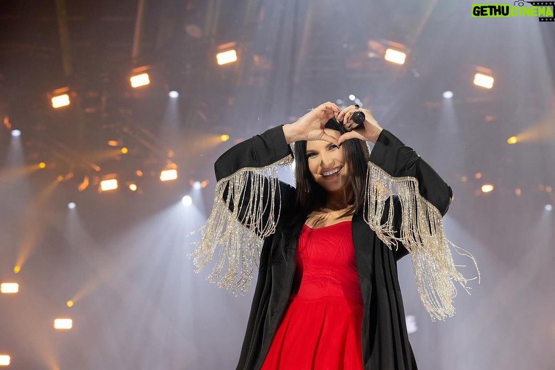 Laura Pausini Instagram - BARI 1/2 Chiudere l’anno in Puglia con i concerti di stasera e domani sera a Bari per me e per gli artisti che sono sul palco con me, è davvero una gioia! Voi siete pronti? ❤️ #soldout #laura30worldtour