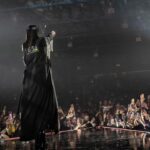 Laura Pausini Instagram - BARI 1/2 Chiudere l’anno in Puglia con i concerti di stasera e domani sera a Bari per me e per gli artisti che sono sul palco con me, è davvero una gioia! Voi siete pronti? ❤️ #soldout #laura30worldtour