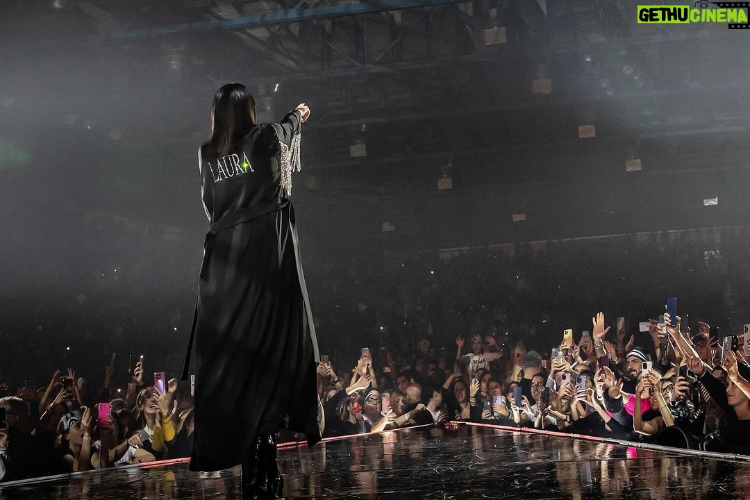 Laura Pausini Instagram - BARI 1/2 Chiudere l’anno in Puglia con i concerti di stasera e domani sera a Bari per me e per gli artisti che sono sul palco con me, è davvero una gioia! Voi siete pronti? ❤️ #soldout #laura30worldtour