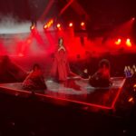 Laura Pausini Instagram - ROMA 1/4 Ieri, oggi e domani. Noi non smetteremo di fare rumore. Uno dei momenti più emozionanti della serata. ❣️ Per noi… e per voi. Ci vediamo stasera e poi venerdì e sabato. Thanks to @pppiccioli @maisonvalentino @susanna_ausoni @amina_elle_ #soldout #laura30worldtour