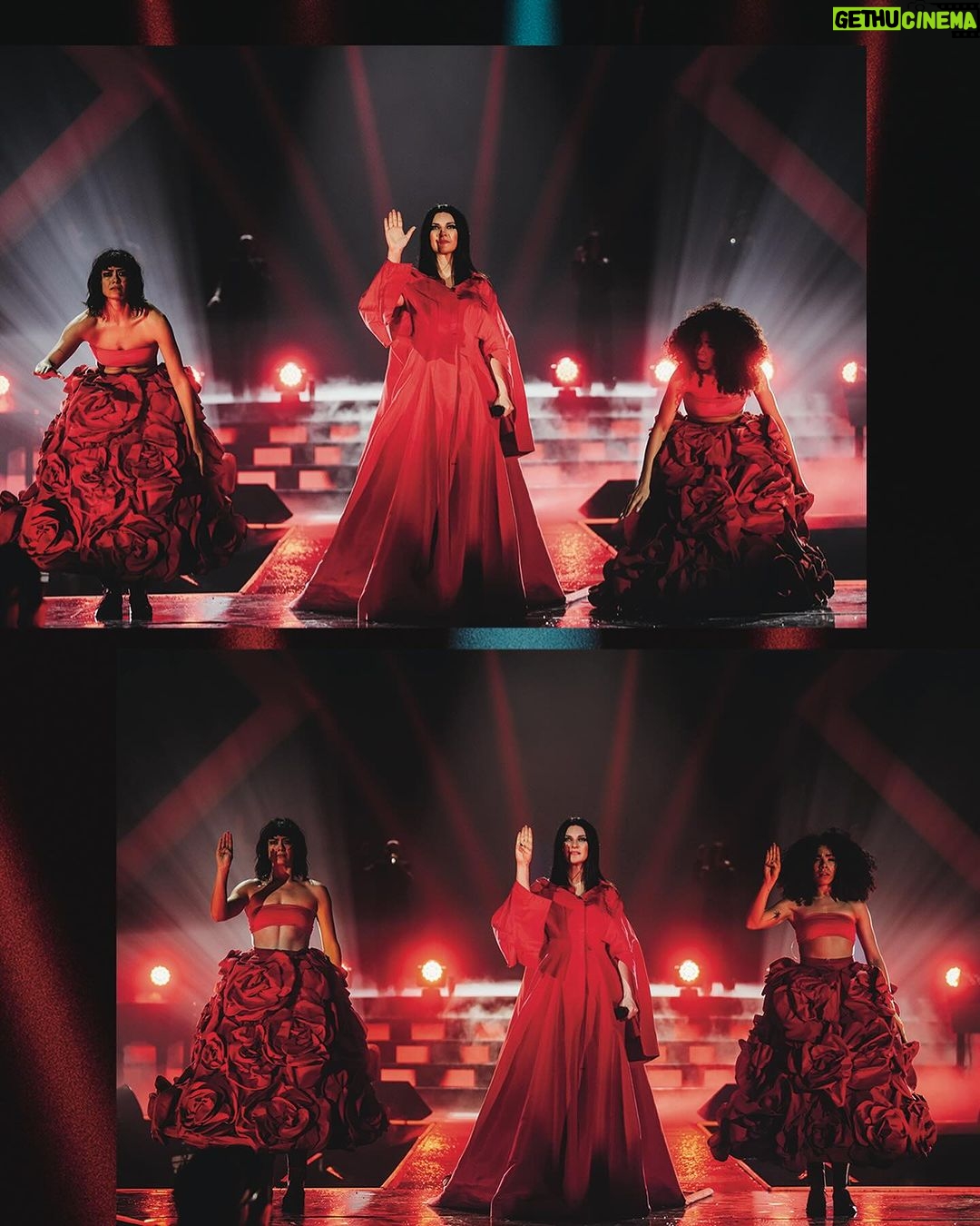 Laura Pausini Instagram - ROMA 1/4 Ieri, oggi e domani. Noi non smetteremo di fare rumore. Uno dei momenti più emozionanti della serata. ❣️ Per noi… e per voi. Ci vediamo stasera e poi venerdì e sabato. Thanks to @pppiccioli @maisonvalentino @susanna_ausoni @amina_elle_ #soldout #laura30worldtour