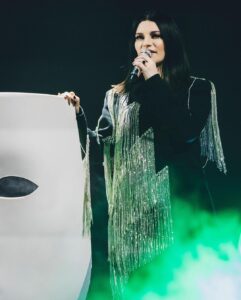 Laura Pausini Instagram - RIMINI 2. ITALY 💣💣💣 #laurapausinilive @lucatommassinidreamer Photo @virginiabettoja e @lucabrunetti_photo Thanks to @amenstyle @jacopotonelli custom made , @susanna_ausoni #soldout #laura30worldtour