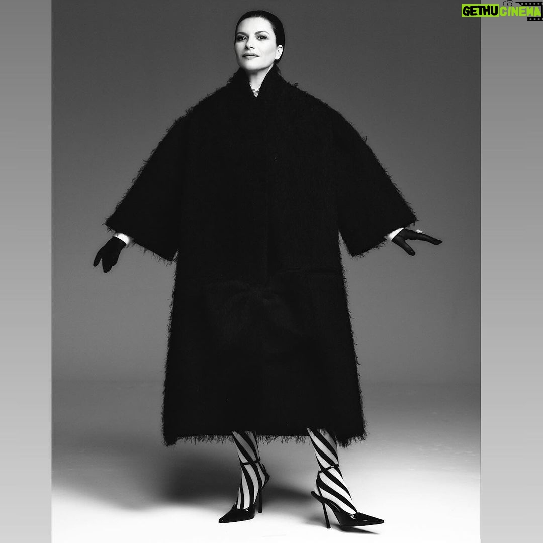 Laura Pausini Instagram - La italiana mas española ❤️ Me encanta! Gracias @elpaissemanal Fotografía: @javier_biosca Estilismo: @bdelacova Maquillaje: @rebecatfigueroa Peluquería: Carmen de Juan Producción: Cristina Serrano Asistente de fotografía: Nano Hernández Asistente de estilismo: Diego Serna Gracias a mi @sonseg @dmoore_agency