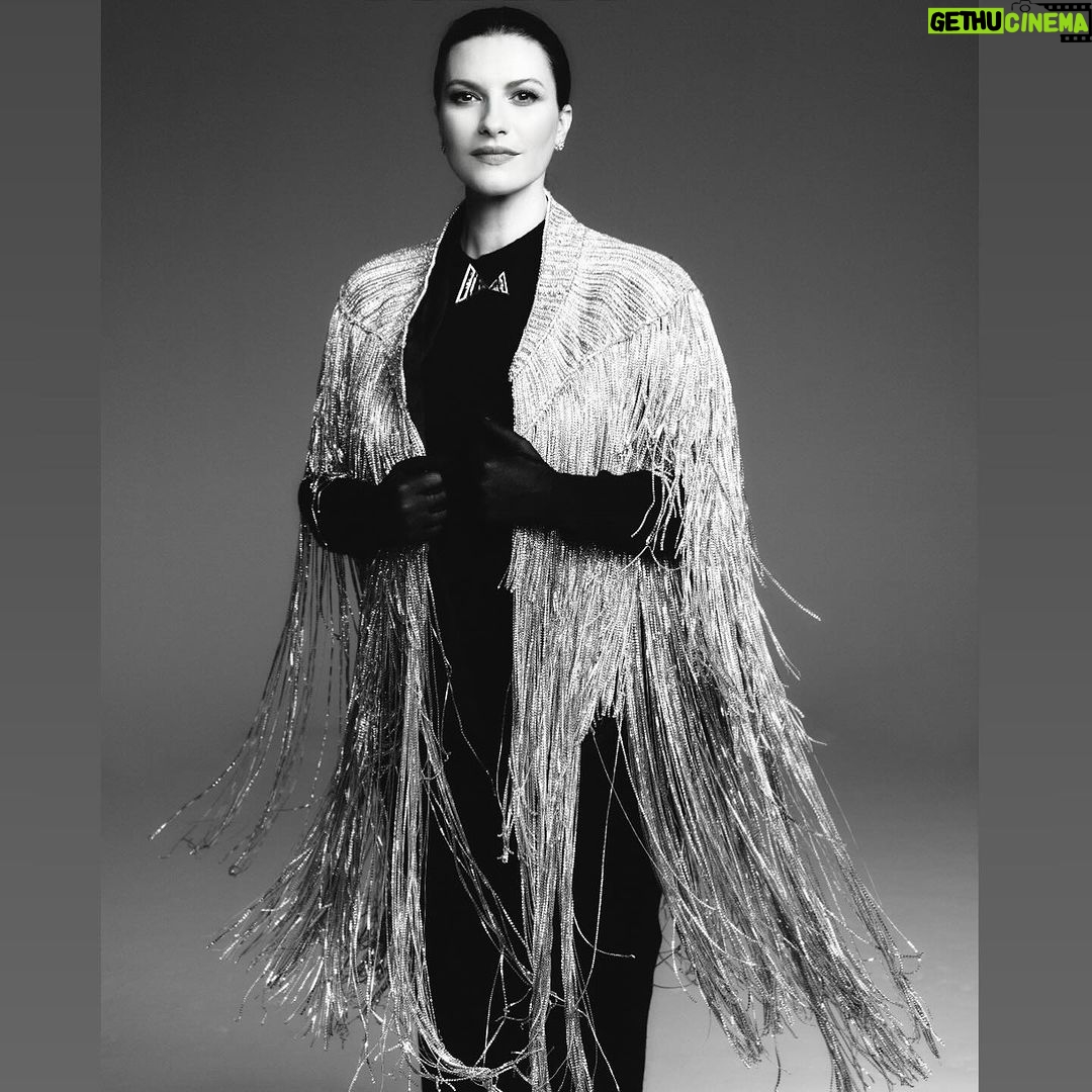 Laura Pausini Instagram - La italiana mas española ❤️ Me encanta! Gracias @elpaissemanal Fotografía: @javier_biosca Estilismo: @bdelacova Maquillaje: @rebecatfigueroa Peluquería: Carmen de Juan Producción: Cristina Serrano Asistente de fotografía: Nano Hernández Asistente de estilismo: Diego Serna Gracias a mi @sonseg @dmoore_agency