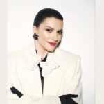 Laura Pausini Instagram - La italiana mas española ❤️ Me encanta! Gracias @elpaissemanal Fotografía: @javier_biosca Estilismo: @bdelacova Maquillaje: @rebecatfigueroa Peluquería: Carmen de Juan Producción: Cristina Serrano Asistente de fotografía: Nano Hernández Asistente de estilismo: Diego Serna Gracias a mi @sonseg @dmoore_agency