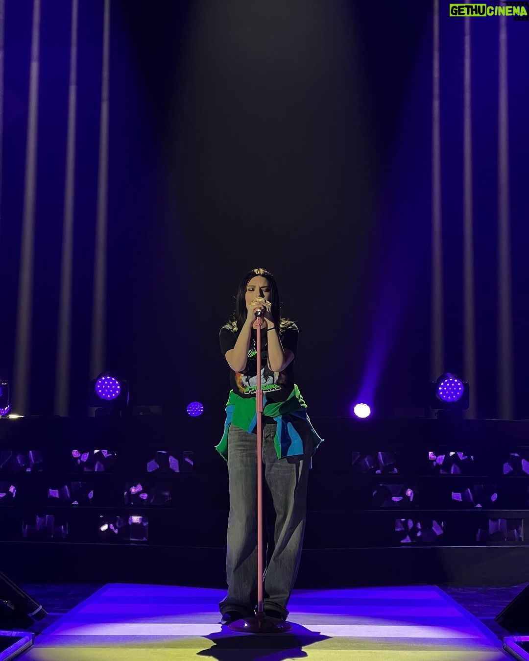 Laura Pausini Instagram - Domani è il giorno!!! ✨ Inizia da Rimini - con due date sold out - il world tour che mi porterà prima in Italia, in Europa e poi in America Latina e America del nord. Siete pronti a vedere cosa abbiamo preparato per voi? 💙 Grazie al mio art director @lucatommassinidreamer, @friendsandpartners, a @byl_official_, il nostro sponsor tecnico e a tutta la mia crew on ed off stage. SIAMO PRONTI PER VENIRE DA VOI! 🚀